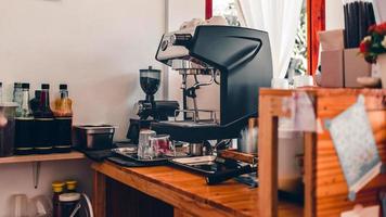 Minimal aussehendes Café bereit zur Eröffnung, Kaffeemaschine im Café foto