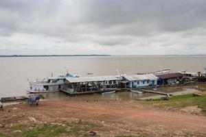 manacapuru, amazonas, brasilien 18. november 2022 boote, die entlang der solimos angedockt sind, amazonas in manacapuru, einige warten darauf, repariert zu werden foto