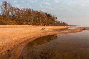 Steine an der Küste der Ostsee bei Sonnenuntergang foto