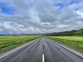 die straße führt in die ferne in den bergen, einem teil des tschuisky-trakts, altai, russland foto