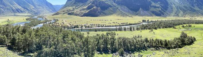 Panoramablick auf das Chulyshman-Tal und den Chulyshman-Fluss, Altai foto