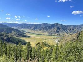 Panoramablick auf das Bergtal im Altai, Russland foto