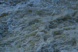 stürmische Wellen, Wasser aus nächster Nähe, Sturm, dunkles Wasser. foto