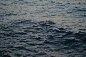 Meerwasser, kleine Welle, ruhiges klares Wasser, foto