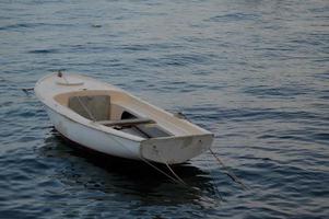 Boot auf dem Meer, am Hafen, ruhiges Wasser ein Boot foto