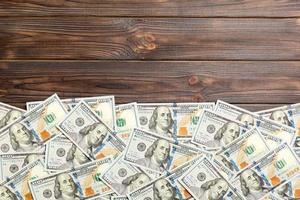 Hundert-Dollar-Banknoten auf farbigem Hintergrund, Draufsicht, mit leerem Platz für Ihr Textgeschäftsgeldkonzept. einhundert-dollar-hintergrund. foto