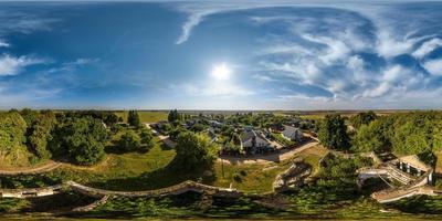 Vollständige nahtlose sphärische HDRI 360-Panorama-Luftaufnahme über verlassene Palastruinen ohne Dach in equirectangularer Projektion, vr ar-Virtual-Reality-Inhalt. foto