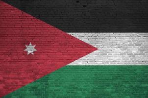 jordanische Flagge in Lackfarben auf alter Backsteinmauer dargestellt. strukturiertes banner auf großem backsteinmauermauerwerkhintergrund foto