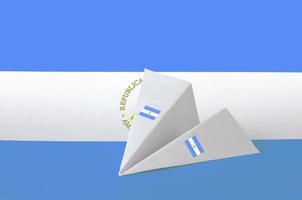 Nicaragua-Flagge auf Papier-Origami-Flugzeug abgebildet. handgemachtes kunstkonzept foto