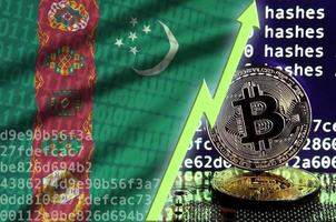 turkmenistan-flagge und steigender grüner pfeil auf dem bitcoin-mining-bildschirm und zwei physische goldene bitcoins foto