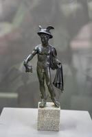 kladovo, serbien, 2021 - kleine bronzestatue des gottes merkur, gefunden in castrum diana aus dem archäologischen museum von djerdap in kladovo. foto