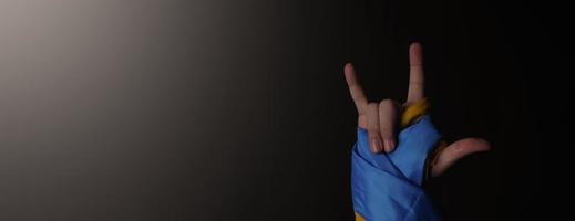 russische flagge und ukraine-flagge in den händen, die symbol des kampfkrieges zeigen foto