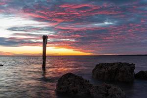 bewölkter meerblick auf die ostsee bei sonnenaufgang foto