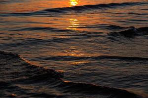 Sonnenuntergangsfarben im Meerwasser foto