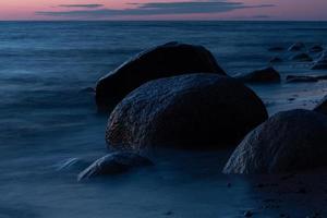 Steine an der Küste der Ostsee bei Sonnenuntergang foto