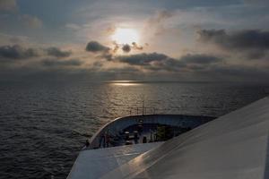 bewölkter meerblick auf die ostsee bei sonnenaufgang foto