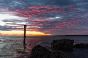 bewölkter meerblick auf die ostsee bei sonnenuntergang foto