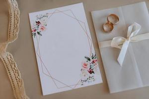 Hochzeitseinladung in einem grauen Umschlag auf einem Tisch