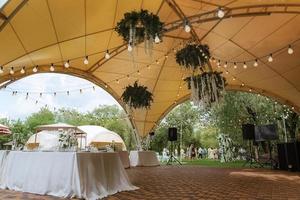 Bankettsaal für Hochzeiten, Bankettsaal mit stimmungsvollem Dekor foto