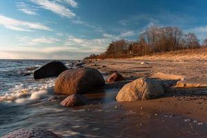 Steine an der Küste der Ostsee bei Sonnenuntergang foto