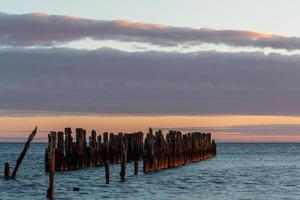 bewölkter meerblick auf die ostsee bei sonnenuntergang foto