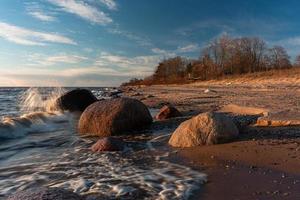 Steine an der Küste der Ostsee bei Sonnenuntergang foto