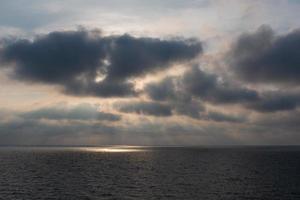 bewölkter meerblick auf die ostsee bei sonnenaufgang foto