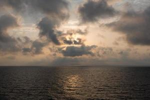 bewölkter meerblick auf die ostsee bei sonnenaufgang foto