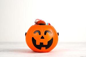 Jack o' Lantern Candy Bowl voller Halloween-Leckereien. Süßes oder Saures-Konzept. Copyspace-Banner foto