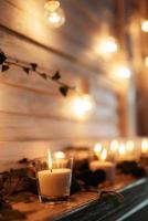 stimmungsvolles Kerzendekor mit Live-Feuer auf dem Bankett foto