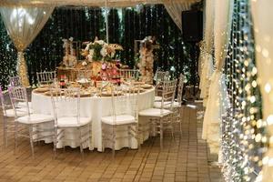Bankettsaal für Hochzeiten, Bankettsaal mit stimmungsvollem Dekor foto