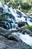 mae ya wasserfall, großer wasserfall bei chiangmai, norden, thailand foto