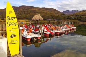 kaltern, südtirol, italien -14. november 2022 naturbadesee kalter im herbst mit tretbootverleih und surfschule foto