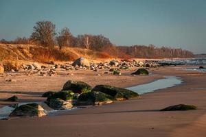 Steine an der Küste der Ostsee bei Sonnenuntergang foto