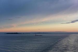 bewölkter meerblick auf die ostsee bei sonnenaufgang foto