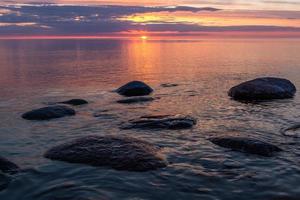 Steine an der Küste der Ostsee bei Sonnenuntergang foto