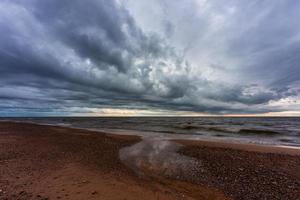 Steine an der Küste der Ostsee bei Sonnenuntergang foto