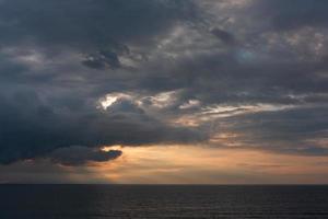 bewölkter meerblick auf die ostsee bei sonnenuntergang foto