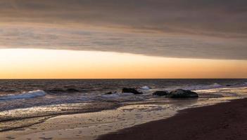 Steine an der Küste der Ostsee bei Sonnenuntergang foto