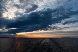 bewölkter meerblick auf die ostsee bei sonnenaufgang foto