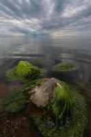 Steine an der Küste der Ostsee bei Sonnenuntergang foto