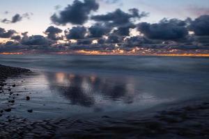 Ostseeküste mit Kieselsteinen und Eis bei Sonnenuntergang foto