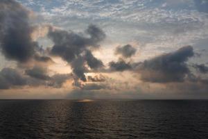 bewölkter meerblick auf die ostsee bei sonnenaufgang foto