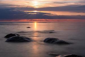 Steine an der Küste der Ostsee bei Sonnenuntergang foto