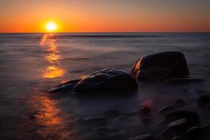 Steine an der Küste der Ostsee bei Sonnenuntergang foto