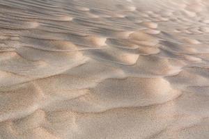 Muster im Strandsand foto