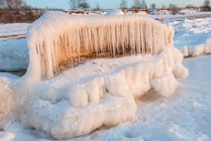 Ostseeküste im Winter mit Eis bei Sonnenuntergang foto