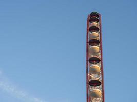 Riesenrad gegen den Himmel. Vergnügungspark am Meer. Ruhezone. foto