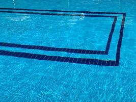 kleiner blauer Pool mit Keramikfliesen in einem tropischen Resorthotel foto