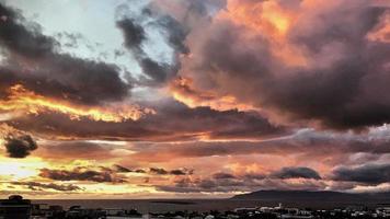 ein sonnenuntergang über reykjavik in island foto